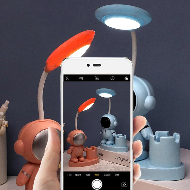 SpaceExplorer - Roztomilá stolová lampa astronauta