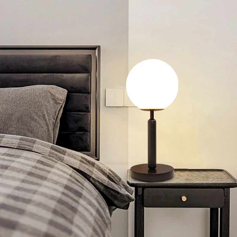 GlowSphere - stolová lampa LED so sklenenou guľou z mosadze