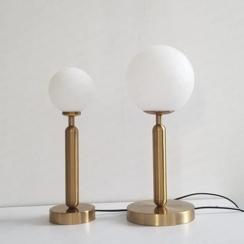 GlowSphere - stolová lampa LED so sklenenou guľou z mosadze