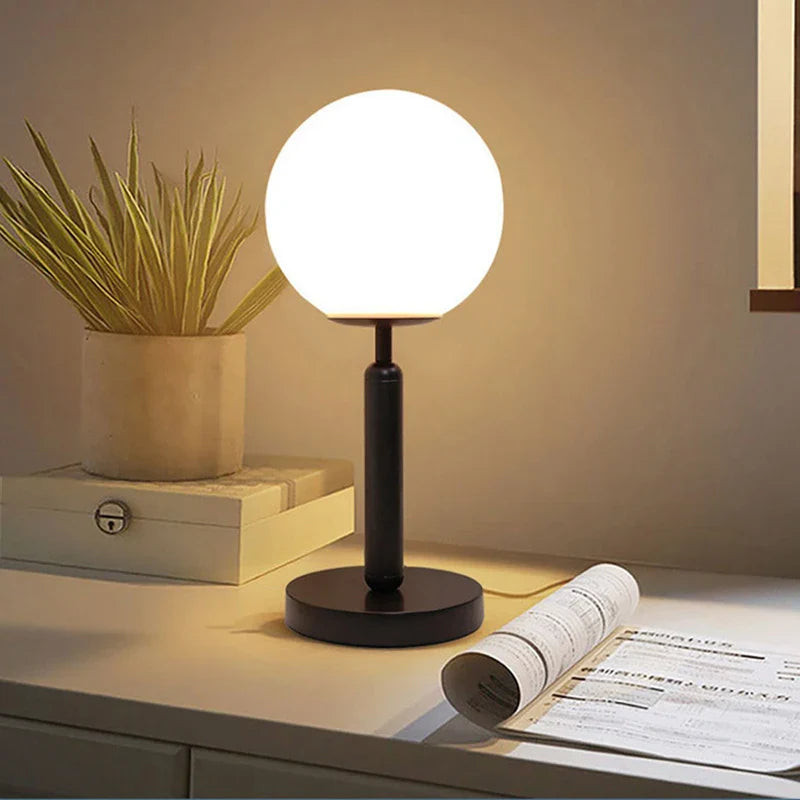 GlowSphere - stolová lampa LED so sklenenou guľou z mosadze
