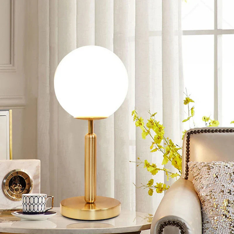 GlowSphere - stolová lampa LED so sklenenou guľou z mosadze
