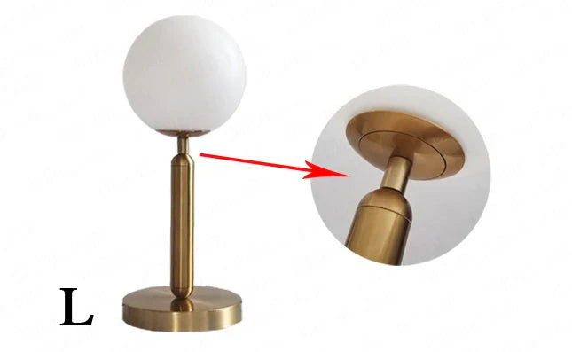 GlowSphere - stolová lampa LED so sklenenou guľou z mosadze