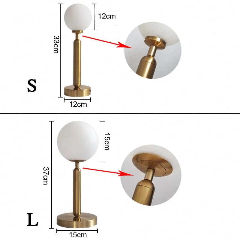 GlowSphere - stolová lampa LED so sklenenou guľou z mosadze