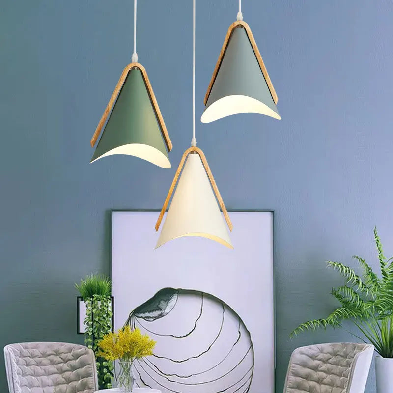 LuxeLuminaire - Moderná závesná lampa zo železa a dreva