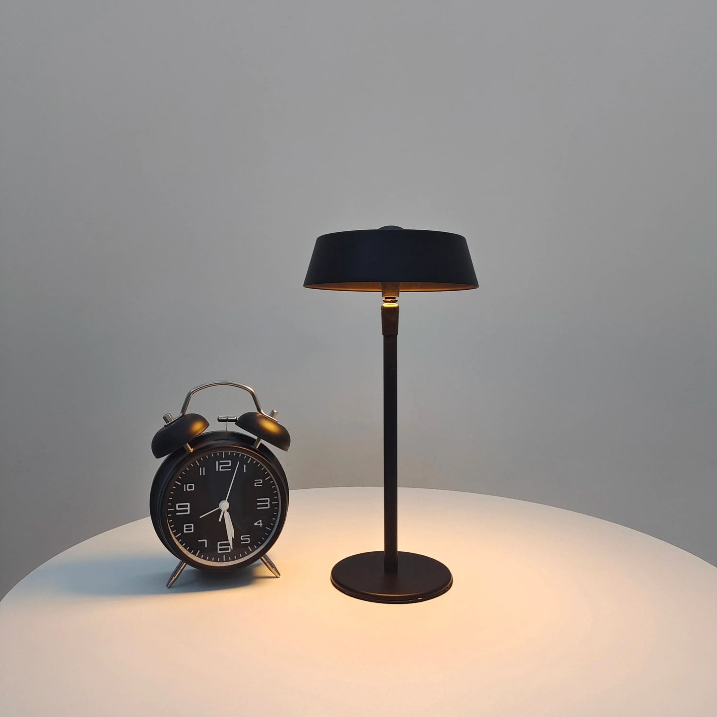 SensaGlow - Senzorová stolová lampa