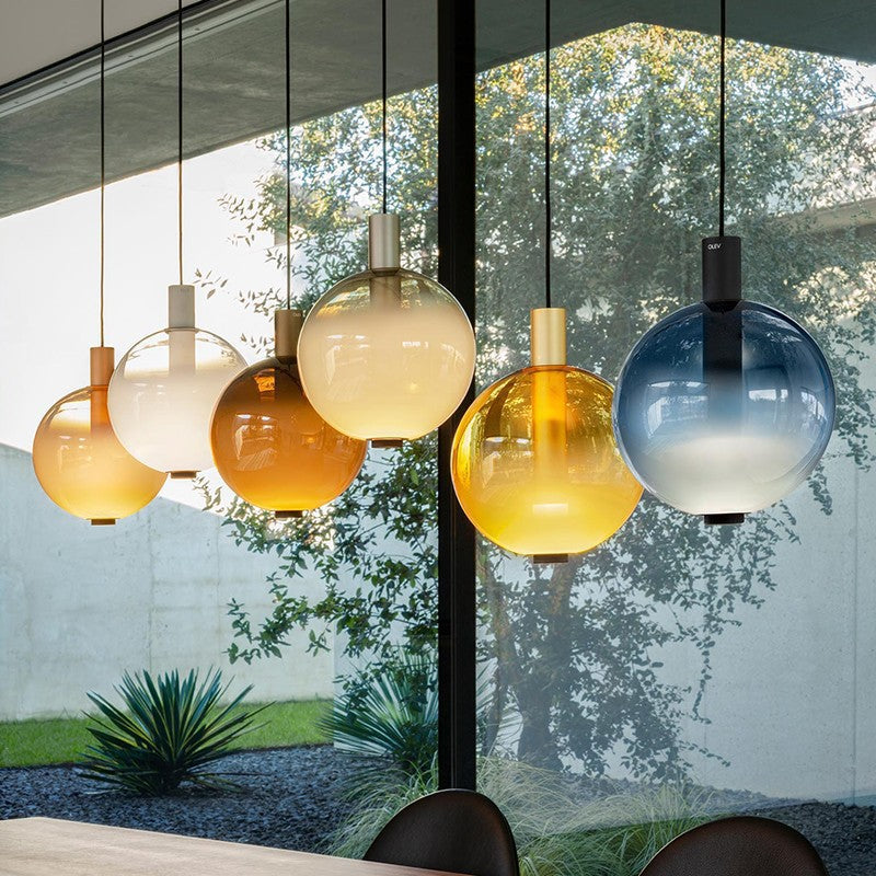 Minimalistická lampa z farebného skla Led