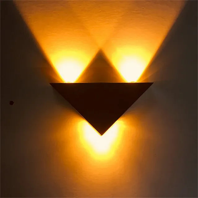 PrismShine - Trojuholníkové nástenné svietidlo