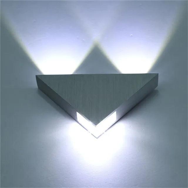 PrismShine - Trojuholníkové nástenné svietidlo