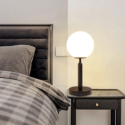 GlowSphere - stolová lampa LED so sklenenou guľou z mosadze