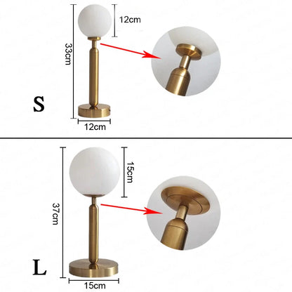 GlowSphere - stolová lampa LED so sklenenou guľou z mosadze