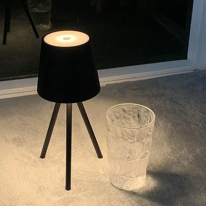 TriLeg - stolová lampa na statíve