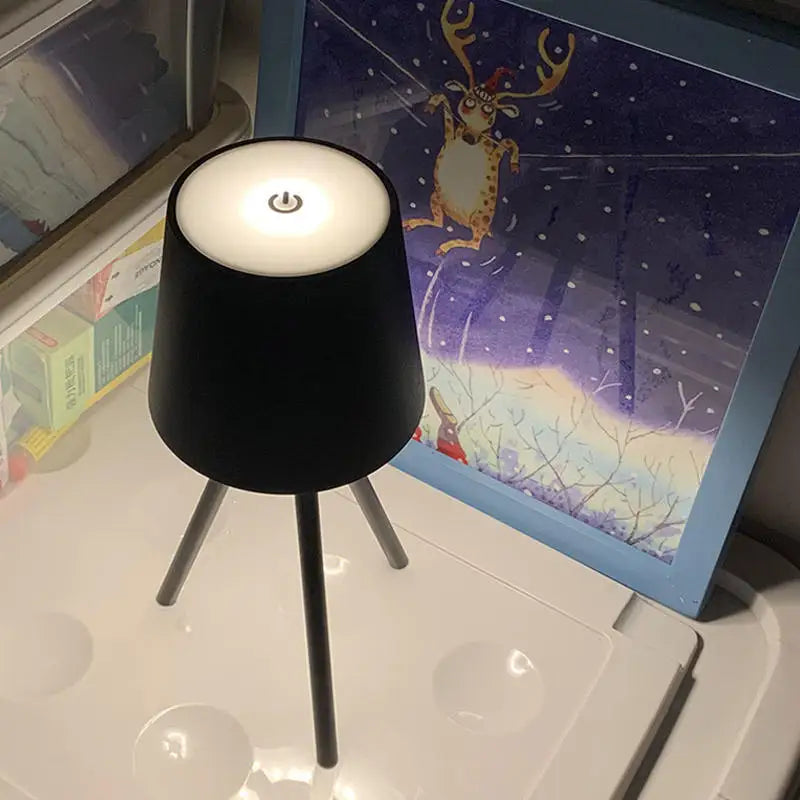 TriLeg - stolová lampa na statíve