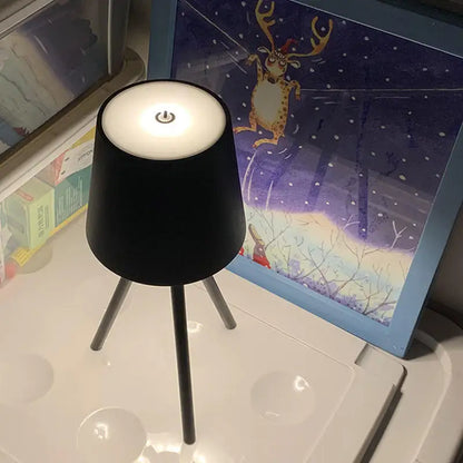 TriLeg - stolová lampa na statíve