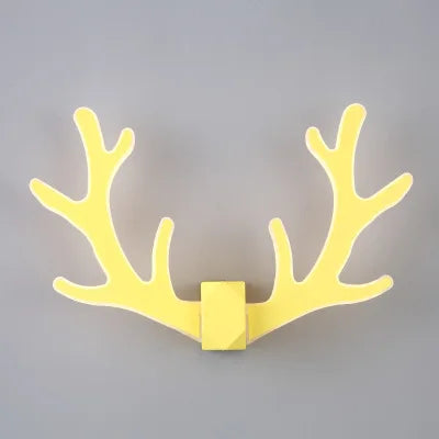VibrantHorns - Farebná nástenná lampa z parožia