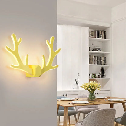 VibrantHorns - Farebná nástenná lampa z parožia
