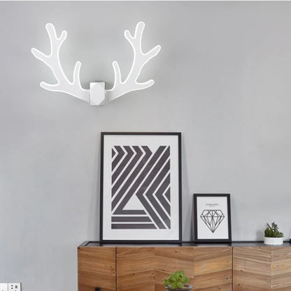 VibrantHorns - Farebná nástenná lampa z parožia