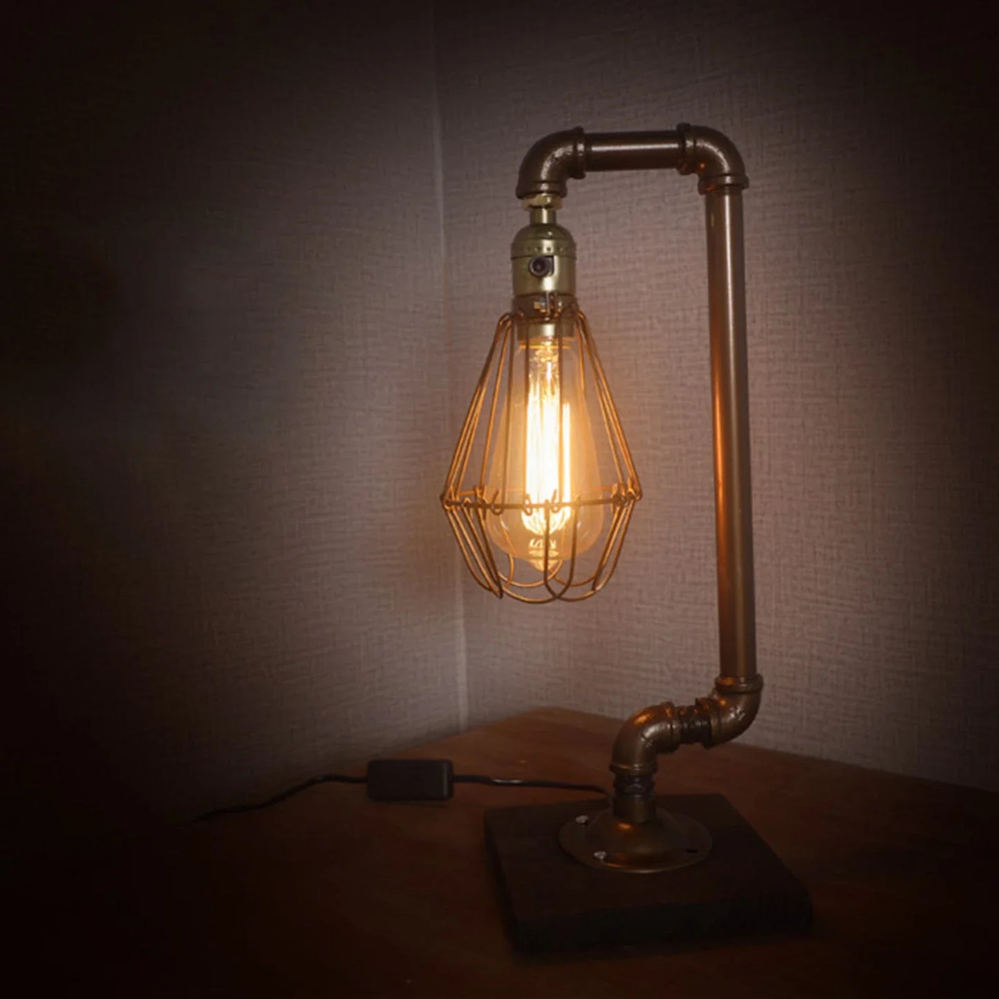 VintageEssence - Vintage kovová stolová lampa