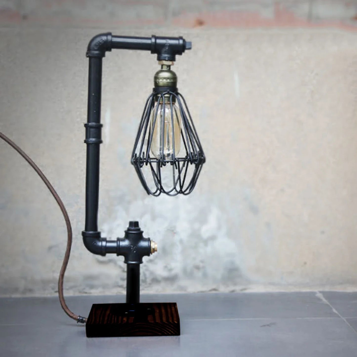 VintageEssence - Vintage kovová stolová lampa